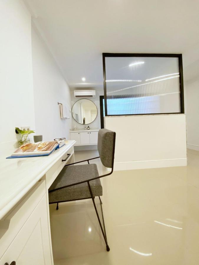 Loewys Home Tanjung Duren Jakarta Barat Exterior foto